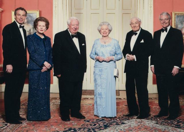Королева Елизавета II с премьер-министрыми: (слева-направо) Тони Блэр, Маргарет Тэтчер, Тед Хит, Джеймс Каллагэн и Джон Мейджор на Даунинг-стрит, 10 (фотография сделана 29 апреля 2002 года).