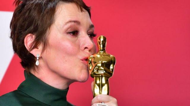 Olivia Colman beija estatueta do Oscar