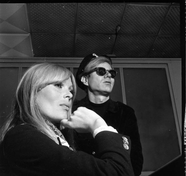 Взявший на себя роль продюсера группы Энди Уорхол привлек в состав Velvet Underground немецкую модель и актрису Нико. Этот снимок сделан перед выступлением VU в рамках перформанса Exploding Plastic в зале Fillmore в Сан-Франциско, 29 мая 1966 г.