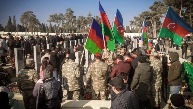Азербайджанские ветераны на военном кладбище