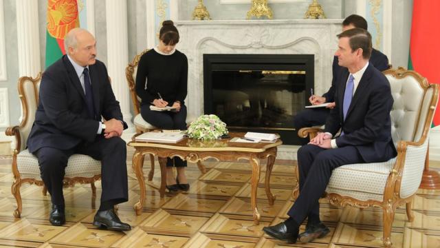 Президент Беларуси Александр Лукашенко беседует с заместителем госсекретаря США Дэвидом Хэйлом (на фото справа) 17 сентября 2019 года