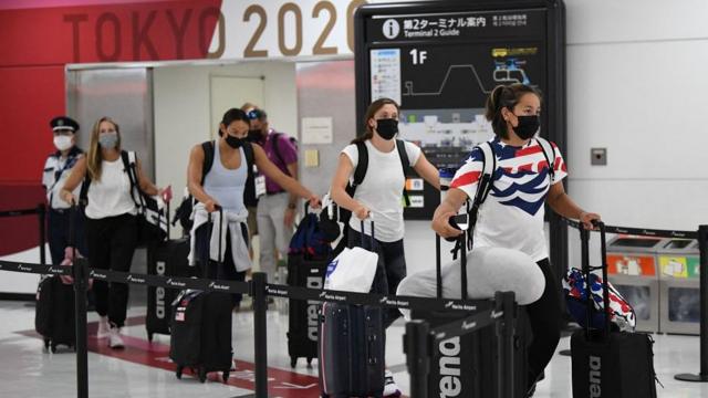 Американские спортсменки в аэропорту Токио