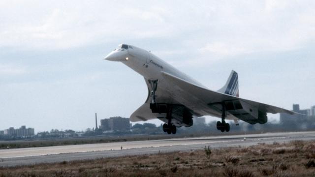 Во время посадки носовой обтекатель Concorde отклонялся вниз, открывая пилоту обзор