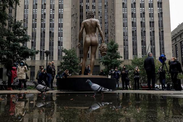 Скульптура "Медуза с головой Персея" была создана еще в 2008 году, но оказалась в центре дискуссии лишь этой осенью, когда ее установили напротив суда, в котором рассматривали дело голливудского продюсера Харви Вайнштайна