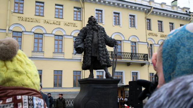 Во время торжественной церемонии открытия памятника первому скульптору Петербурга Доменико Трезини на площади Трезини