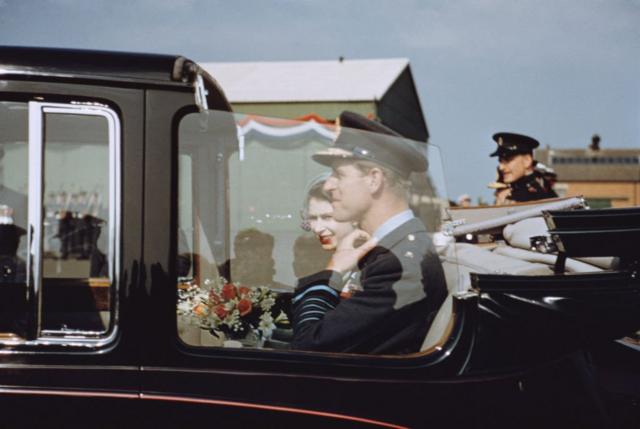 Королева Елизавета и принц Филипп в открытой машине