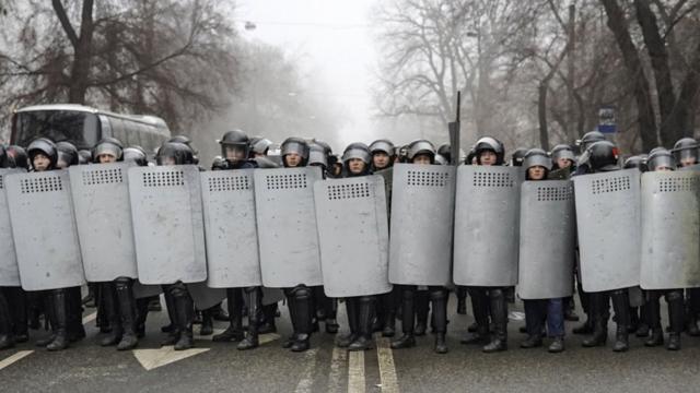 Полиция во время протестов в Казахстане. 5 января 2022 года