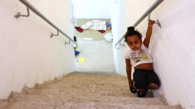 Девочка в бомбоубежище израильского города Ашкелон