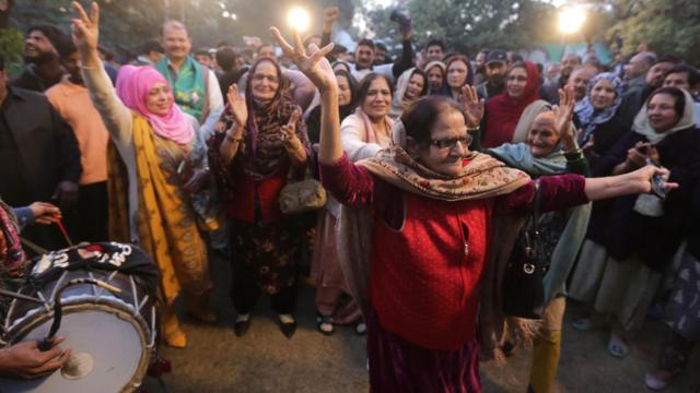 сторонники наваза шарифа празднуют его победу в лахоре