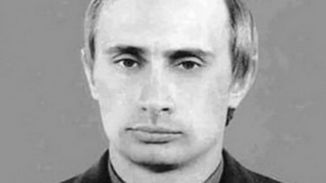 Vladimir Putin trong trang phục của KGB