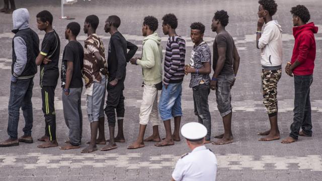 Очередь мигрантов в итальянском порту Катания