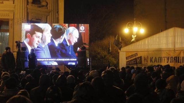 Участники протеста в Киеве смотрели пресс-конференцию на экране перед офисом президента Украины