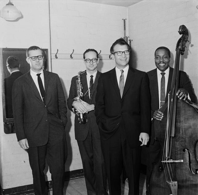 Классический квартет Брубека. Слева направо: барабанщик Джо Морелло, саксофонист Пол Дезмонд, Дэйв Брубек, контрабасист Юджин Райт. 1960 г.