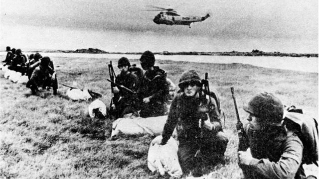 Высадка солдат Аргентины на Фолклендах