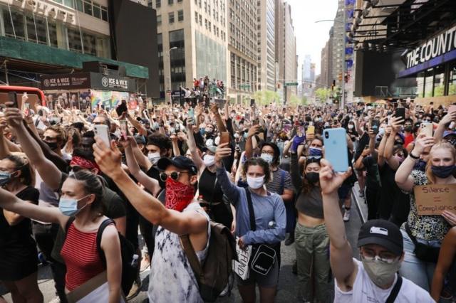 Тысячи активистов собрались в воскресенье на мирный протест в Нью-Йорке