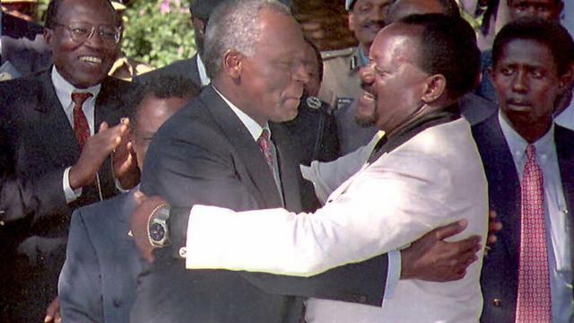 Душ Сантуш и лидер УНИТА Жонаш Савимби в 1995 году