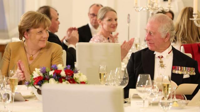 Вечером британский монарх принял участие в государственном банкете, куда в числе прочих была приглашена бывший канцлер Германии Ангела Меркель.