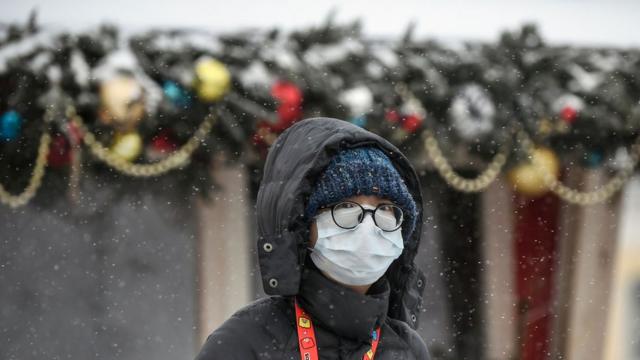 Женщина в маске на улице в Москве