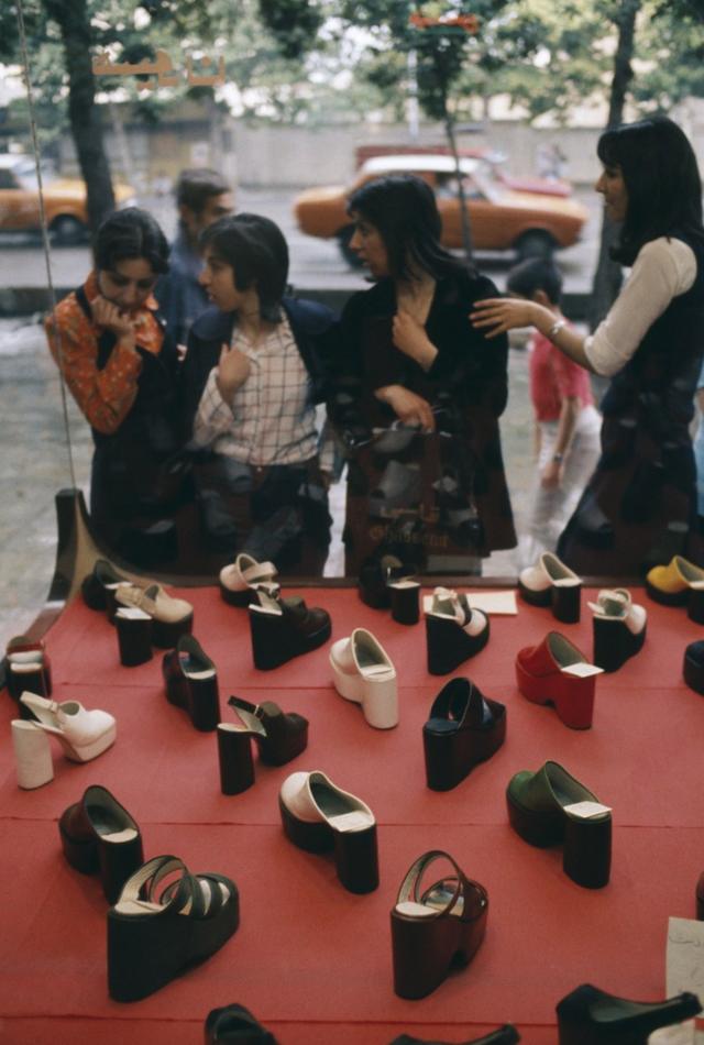 1976-cı il Tehranda qadın ayaqqabı bazarlığı