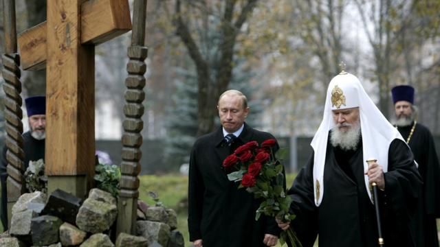 Владимир Путин и партиарх Кирилл в мемориале в Бутове