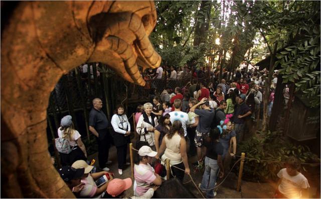 Посетители Диснейленда в Лос-Анджелесе у входа в аттракцион "Приключения Индианы Джонса"