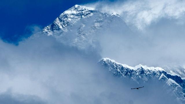 Эверест, как и другие гималайские пики, был закрыт для альпинистов больше года. В апреле здесь ожидался приток туристов, но сейчас это под вопросом