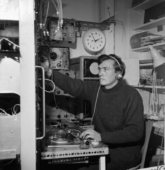 Молодой Питер Зиновьев у себя в студии, ноябрь 1963 года