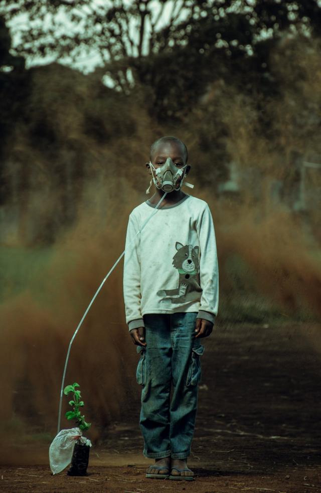 Кенийский мальчик позирует для фото-аллюзии
