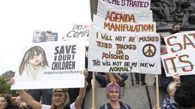 Плакат "Спасите наших детей" и лозунги против масок и вакцин на лондонской демонстрации