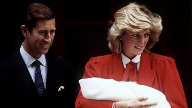 Принц Чарльз и Диана с новорожденным принцем Гарри (1984 год)
