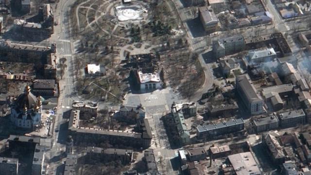 Спутниковый снимок драматического театра в Мариуполе, уничтоженного российским ударом