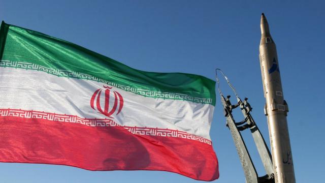 Иранская ракета "Саджил" и флаг Ирана