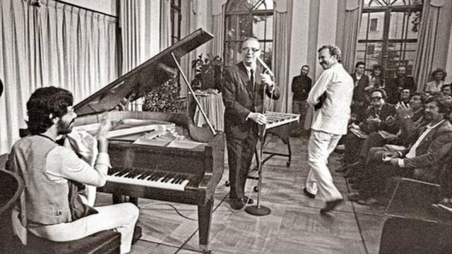 Дуэт Чик Кориа - Гэри Бертон на концерте в московской резиденции посла США Спасо-Хаус. В центре - представляющий музыкантов легендарный ведущий программ Jazz Hour на волнах "Голоса Америки" Уиллис Коновер. 1982 год