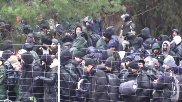 мигранты пытаются прорваться через заграждения на польско-белорусской границе