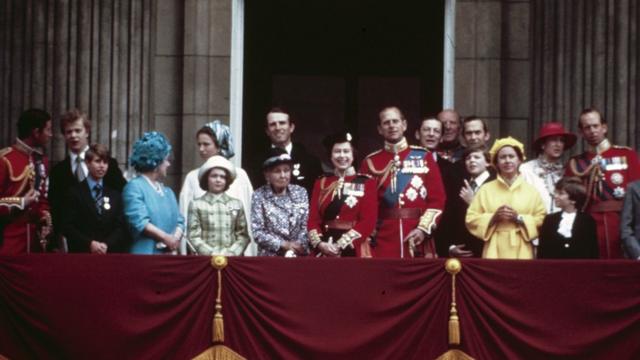Вся королевская семья появилась на балконе дворца по случаю Серебряного юбилея королевы в 1977 году