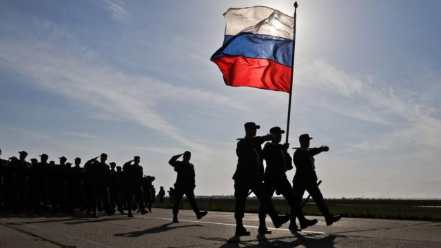 Российские военные во время репетиции парада на военном аэродроме Кача в 2018 году