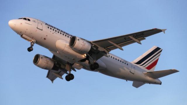 Самолет Air France вылетает из Шереметьево