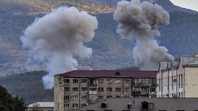 Дым от разрывов снарядов в Степанакерте 9 октября