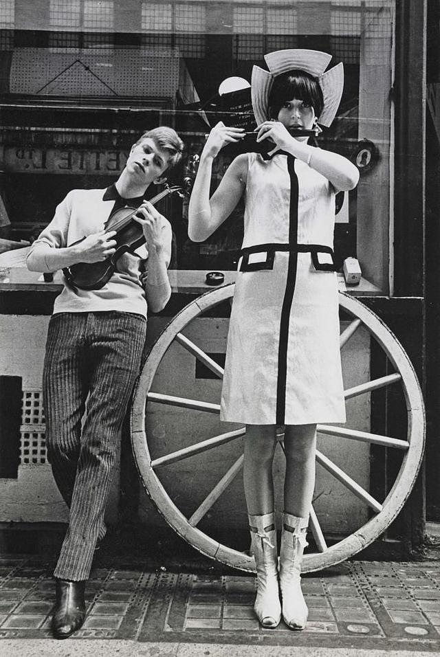 16-летний Дэвид Джонс в качестве модели позирует для снимка в модном журнале Boyfriend в эпицентре лондонской моды, на улице Карнаби-стрит. Лето 1963 года.