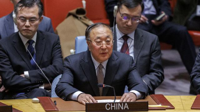 L'ambassadeur de Chine auprès des Nations unies, Zhang Jun, s'adresse au Conseil de sécurité des Nations unies le 25 mars 2024.