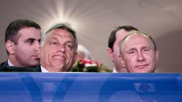 Орбан давно застолбил роль главного союзника Путина в ЕС. Они встречались в Китае прошлой осенью. А здесь они вместе наблюдают за чемпионатом мира по дзюдо (любимому спорту Путина) в Будапеште в августе 2017 года