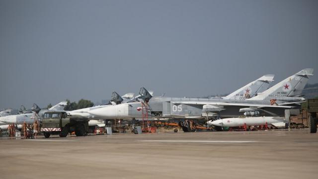 Бомбардировщики Су-24 на авиабазе Хмеймим