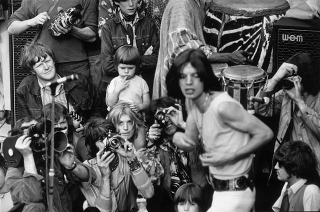 Марианна Фейтфулл с маленьким сыном Николасом на плечах в первых рядах зрителей, сразу за фотографами во время легендарного концерта Rolling Stones в лондонском Гайд-парке 5 июля 1969 г.