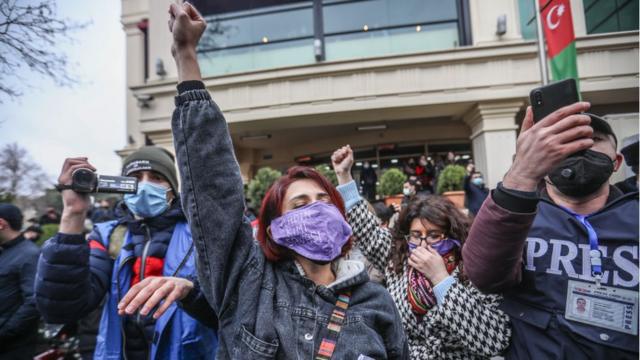 Митинг феминисток в центре Баку. Девушки скандируют в санитарных масках.