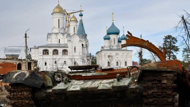 Уничтоженный российский танк в освобожденном городе Святогорске