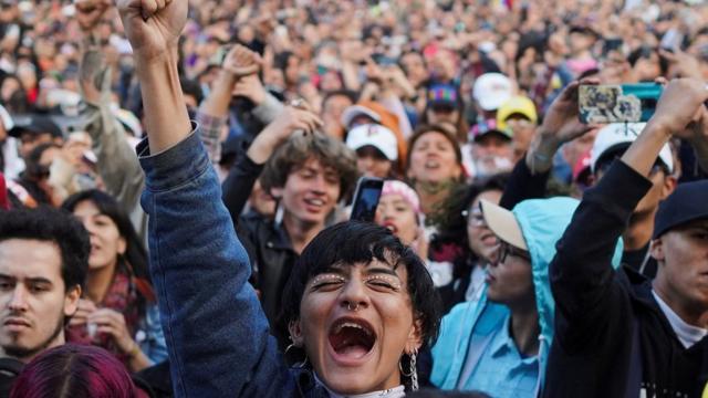 Десятки тысяч сторонников поддержали Петро во время инаугурации на главной площади Боготы в воскресенье.