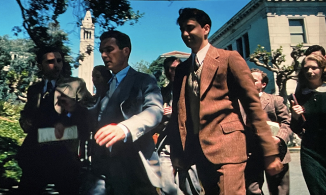 Cảnh sân trường Đại học Berkeley với giáo sư Oppenheimer, đi giữa, và đồng nghiệp