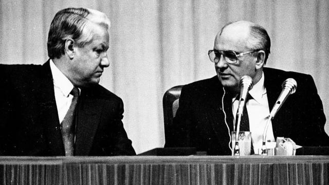 Борис Ельцин (справа) и Михаил Горбачев (слева)