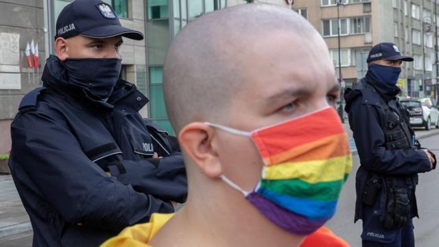 ЛГБТ-активист на акции в Варшаве