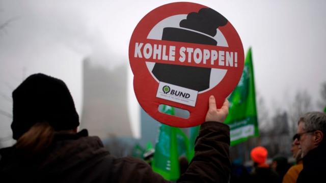 "Стоп уголь!". Несмотря на протесты, в Германии вводят в эксплуатацию новые угольные электростанции